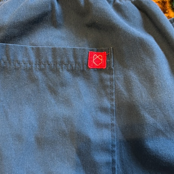 ♥️ bundle of 2 SCRUBS size Large - Picture 2 of 5